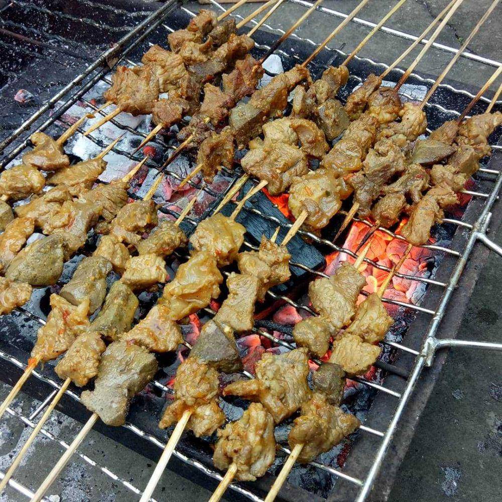 ilustrasi membakar sate (instagram.com/cookingbehappy)