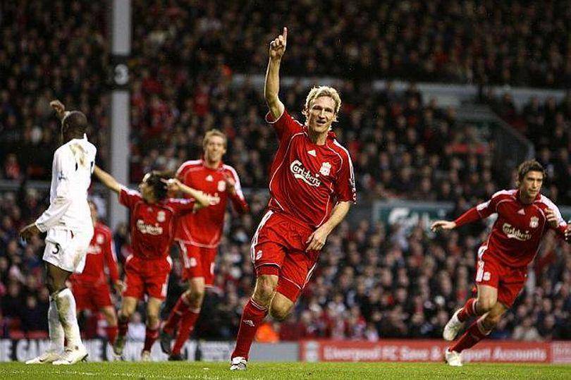 potret selebrasi gol Sami Hyypia (liverpoolecho.co.uk)