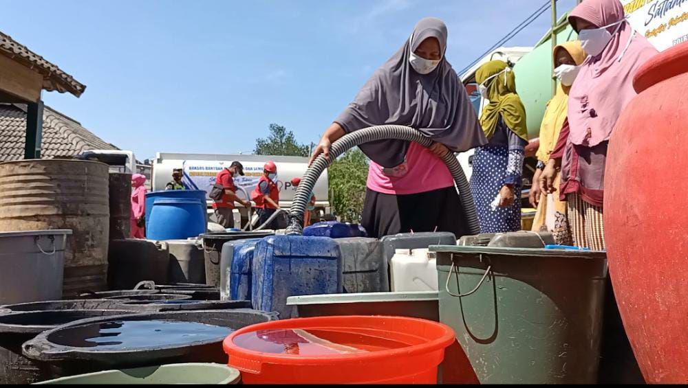 Dilanda kekeringan warga Kabupaten Tuban kesulitan memperoleh air bersih. IDN Times/Imron