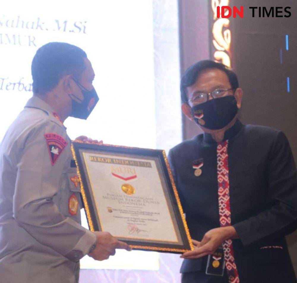 Polda Kaltim terima penghargaan Rekor MURI gelar vaksinasi pelajar terbanyak, Selasa (27/10/2021), (IDN Times/Dok. Humas Polda Kaltim)