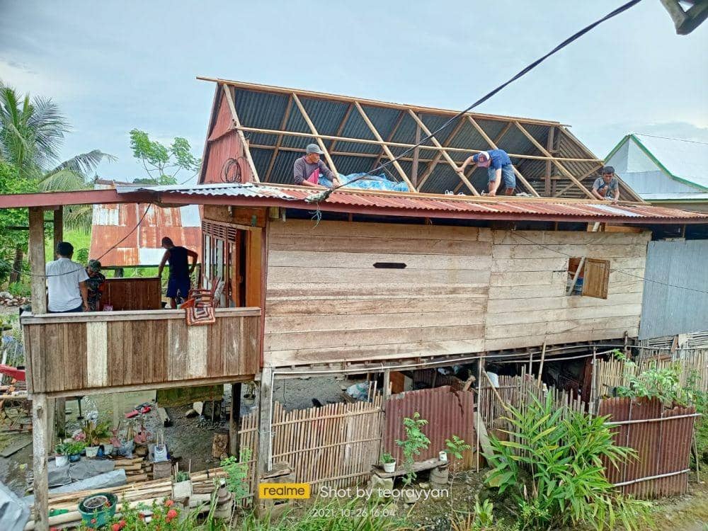 Kondisi rumah warga di Kabupaten Wajo yang rusak usai diterjang angin puting beliung pada Selasa (26/10/2021). Humas Pemprov Sulsel