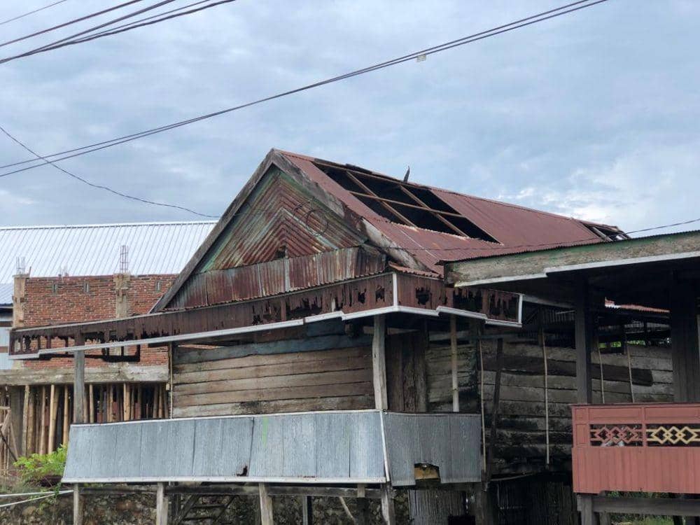 Kondisi rumah warga di Kabupaten Wajo yang rusak usai diterjang angin puting beliung pada Selasa (26/10/2021). Humas Pemprov Sulsel