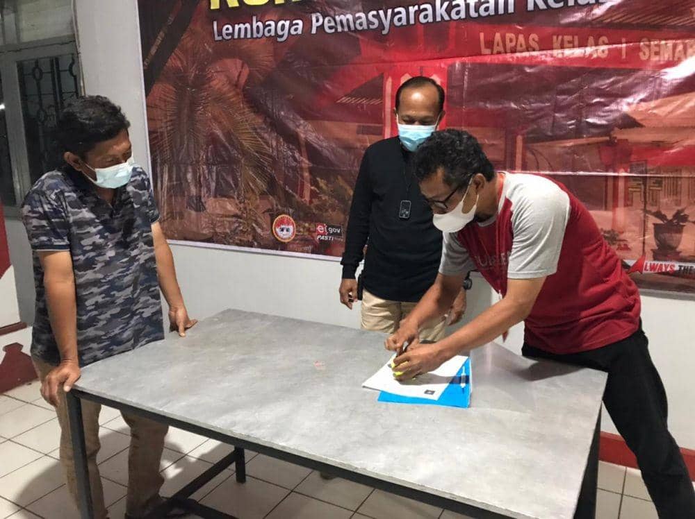 Petugas membongkar bola tenis berisi sabu. (Dok Humas Lapas Kedungpane)