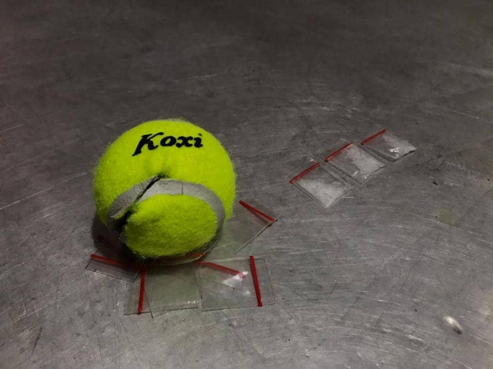 Bola tenis berisi tiga klip sabu ditemukan di Lapas Kedungpane Semarang. (Dok Humas Lapas Kedungpane)