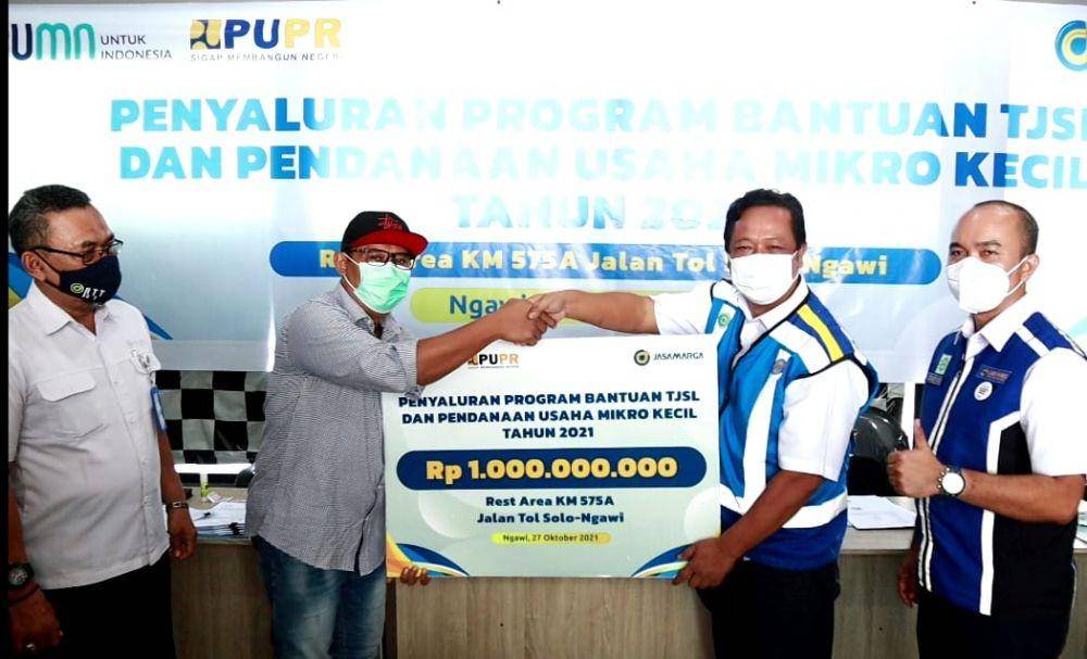Jasa Marga salurkan bantuan Rp1 milyar untuk UMK terdampak pandemik di Rest Area 575A Jalan Tol Solo - Ngawi. (Dok. Jasa Marga)