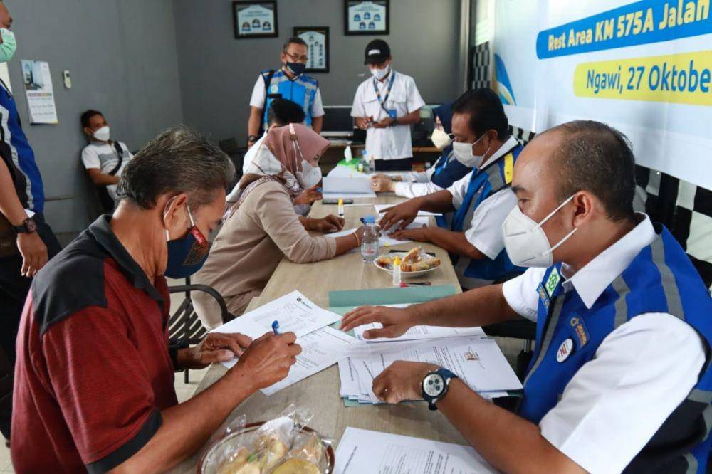 Jasa Marga salurkan bantuan Rp1 milyar untuk UMK terdampak pandemik di Rest Area 575A Jalan Tol Solo - Ngawi. (Dok. Jasa Marga)