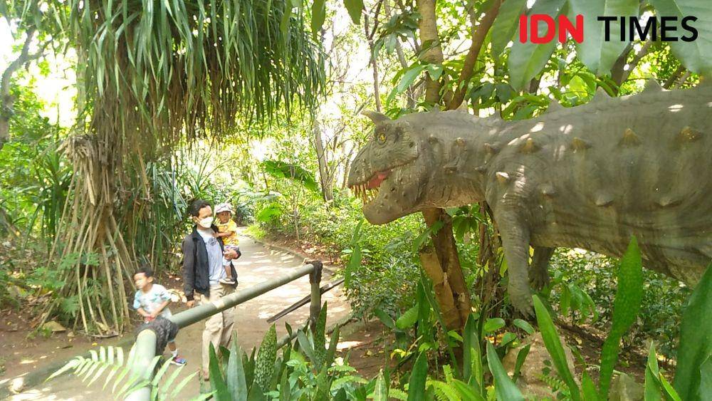 Sejumlah anak bermain di Taman Legenda Keong Mas Taman Mini Indonesia Indah, Rabu (27/10/2021) /IDN Times Dini suciatiningrum
