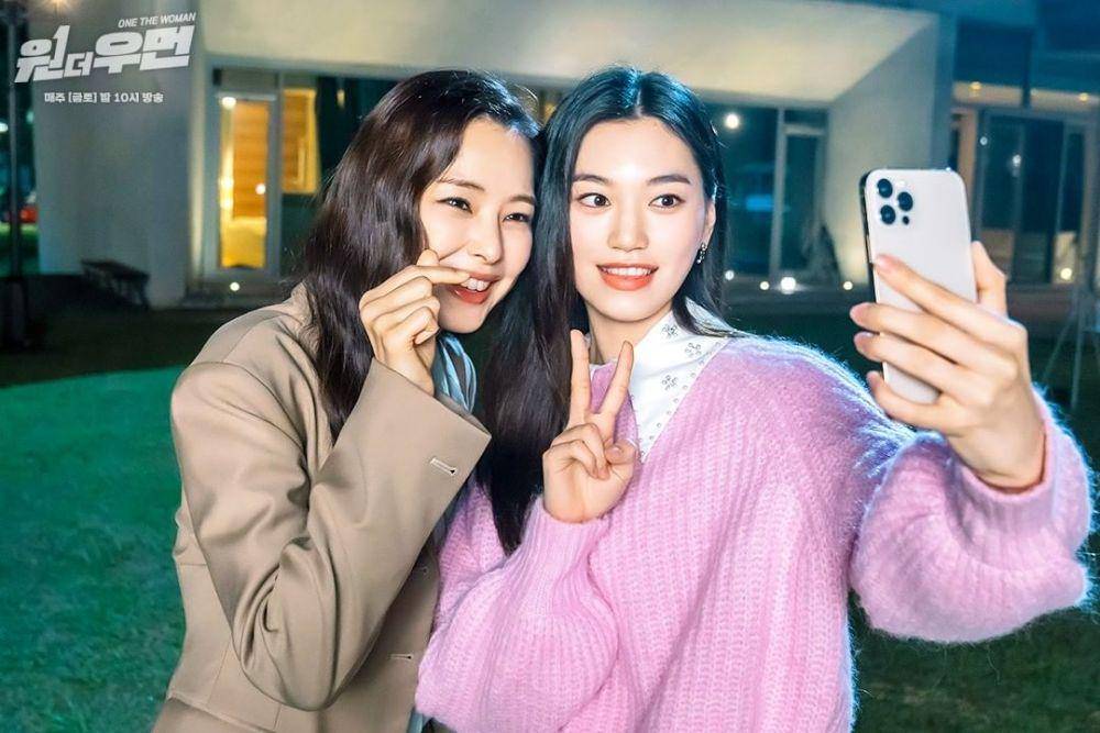 Lee Honey dan Doyeon Weki Meki di balik layar One the Woman (instagram.com/sbsdrama.official)