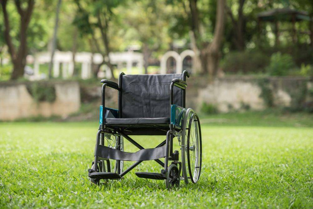 ilustrasi kursi roda dan alat bantu untuk pasien cerebral palsy (freepik.com/jcomp)