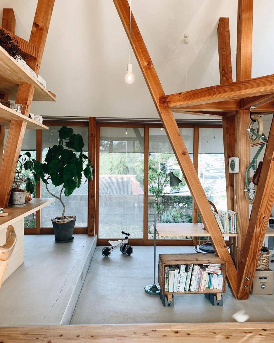 Wood beams limas segitiga (instagram.com/lokki_783)