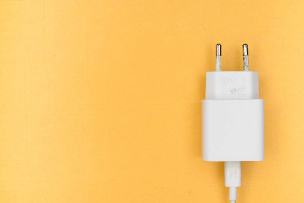ilustrasi charger (Unsplash.com/Markus Winkler)
