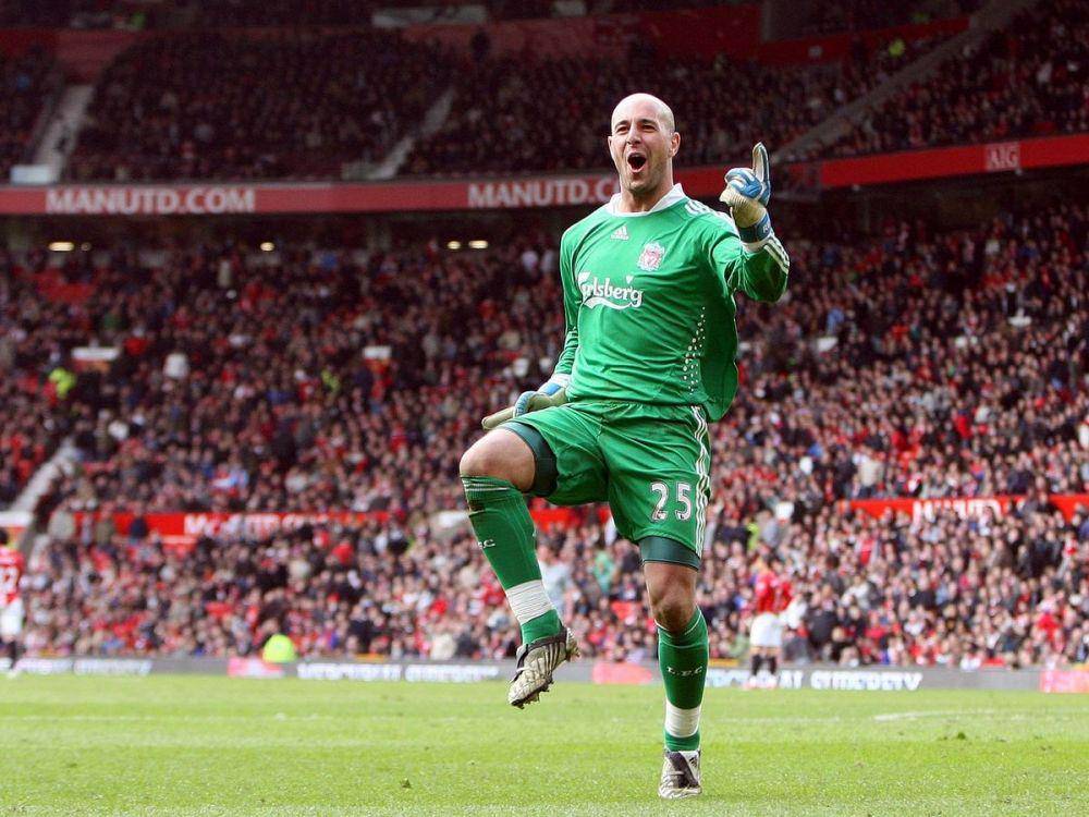 potret Pepe Reina lakukan selebrasi kemenangan (liverpoolecho.co.uk)