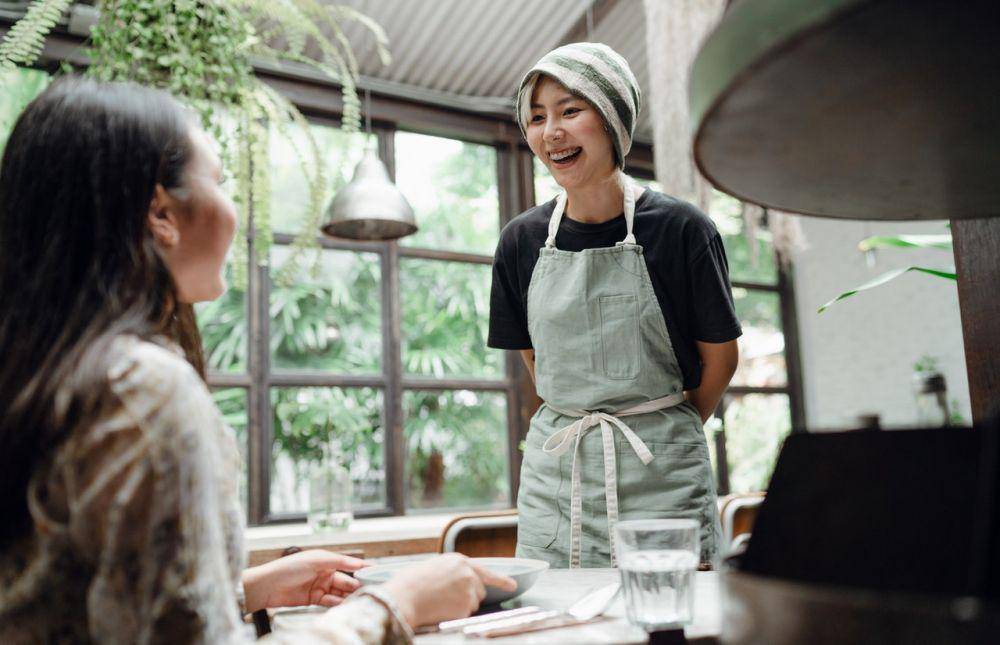 ilustrasi memesan makanan di restoran (pexels.com/Ketut Subiyanto)