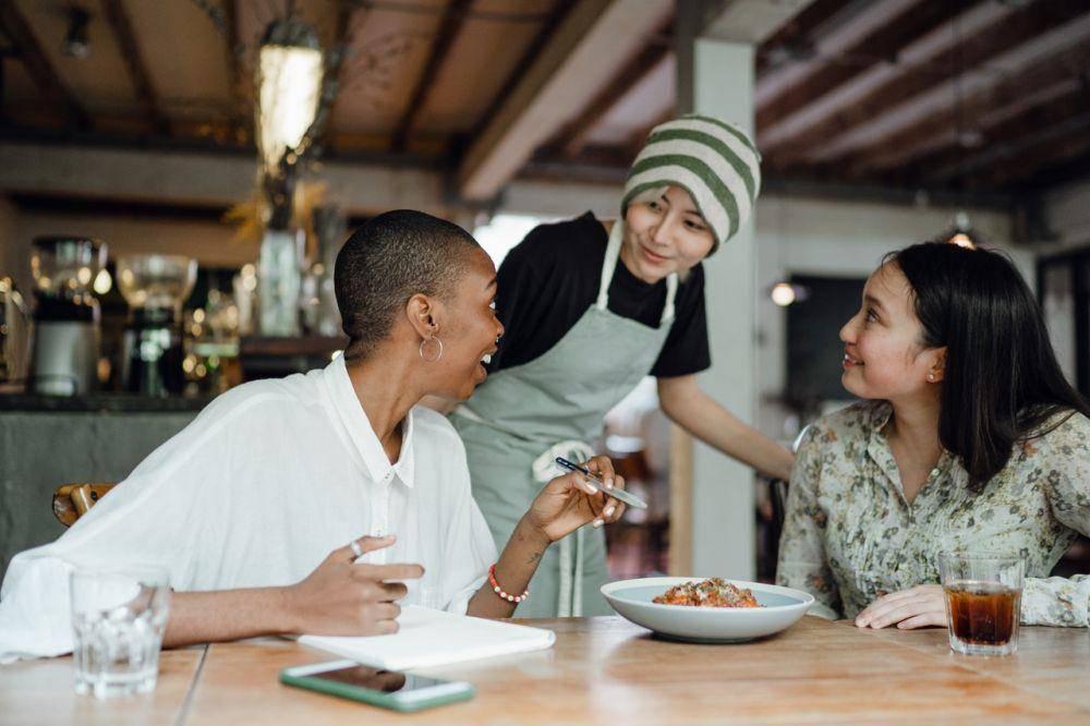ilustrasi memesan makanan di restoran (pexels.com/Ketut Subiyanto)