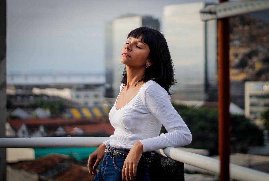 ilustrasi perempuan menenangkan diri (pexels.com/Bruna Vidal)