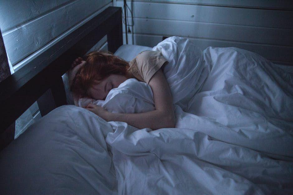 ilustrasi orang tidur (pexels.com/Ivan Oboleninov)
