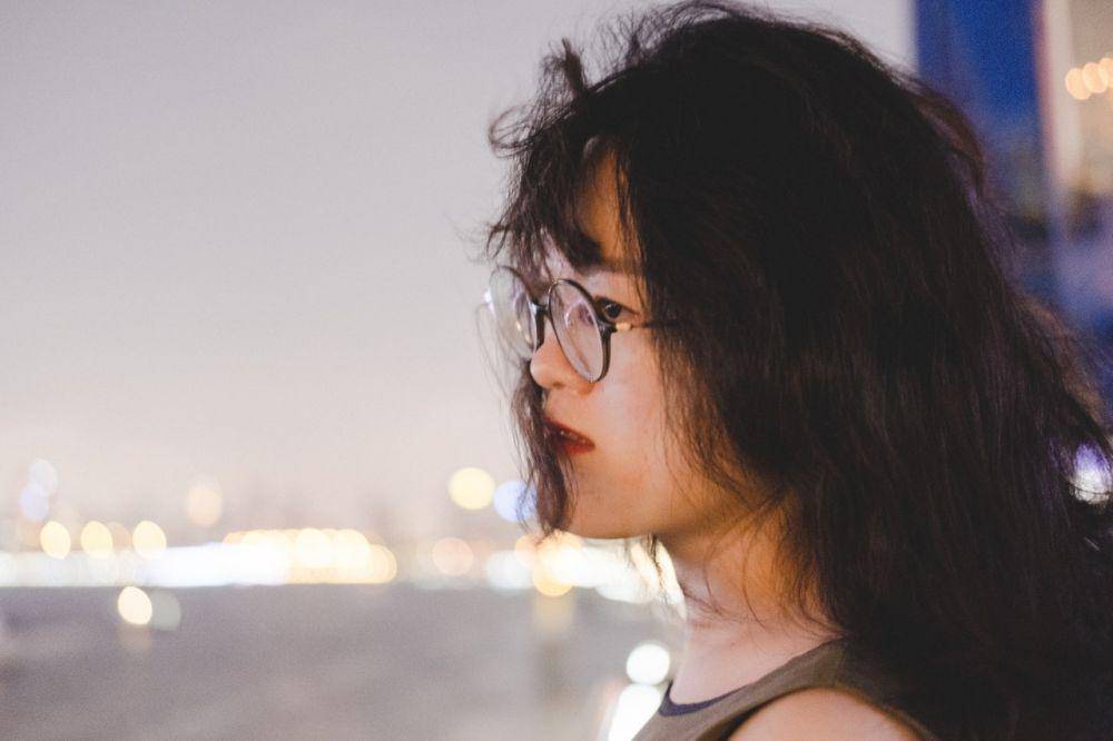 ilustrasi gadis berkacamata (pexels.com/Tree Lee)