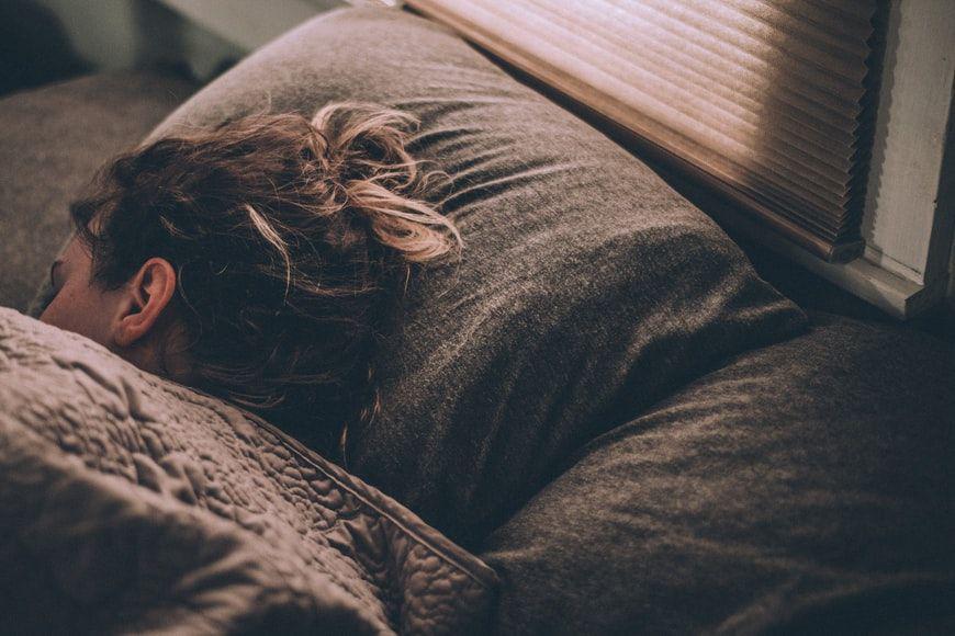 ilustrasi orang tidur (unsplash.com/Lux Graves)