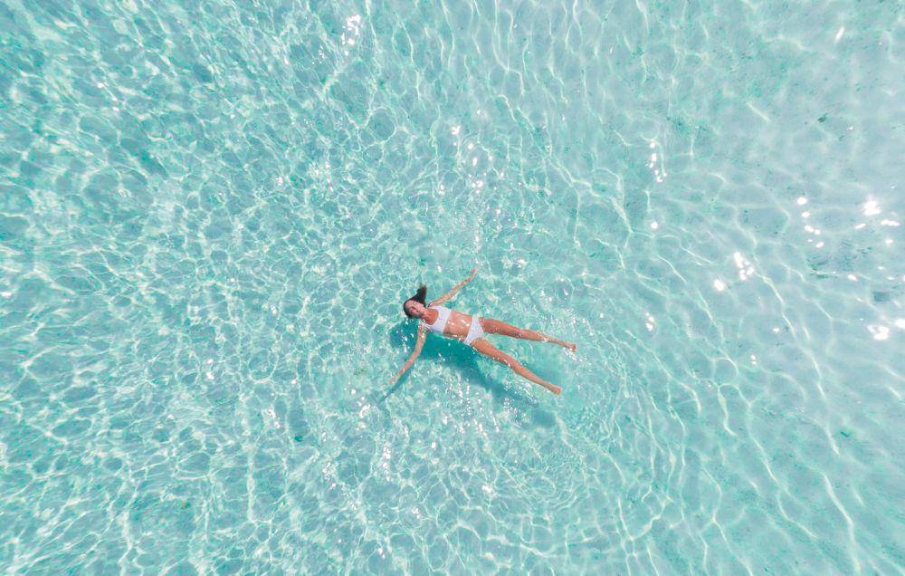 ilustrasi berenang (unsplash.com/Shazmyn Ali)