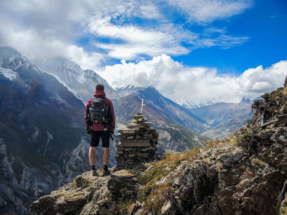 ilustrasi mendaki gunung (unsplash.com/Simon English)