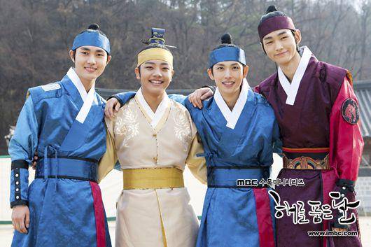 Lee Won Keun (paling kiri) bersama pemain muda drama Moon Embracing the Sun (dok. MBC/Moon Embracing the Sun)