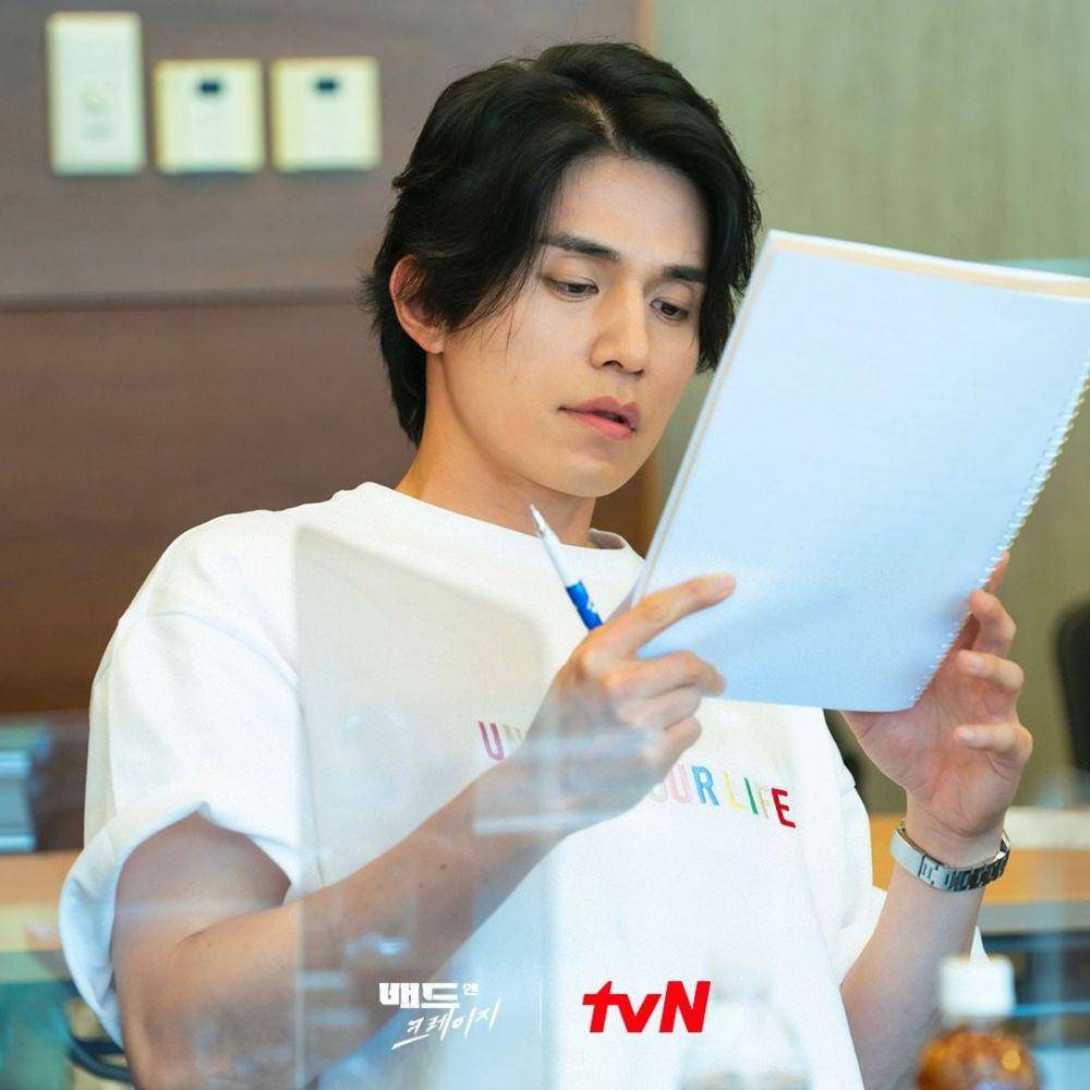 Lee Dong Wook di pembacaan naskah drama Bad and Crazy (instagram.com/tvn_drama)