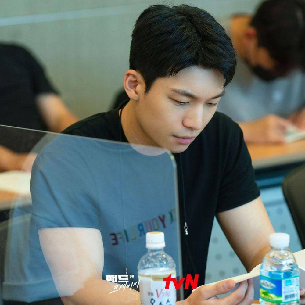Wi Ha Joon di pembacaan naskah drama Bad and Crazy (instagram.com/tvn_drama)