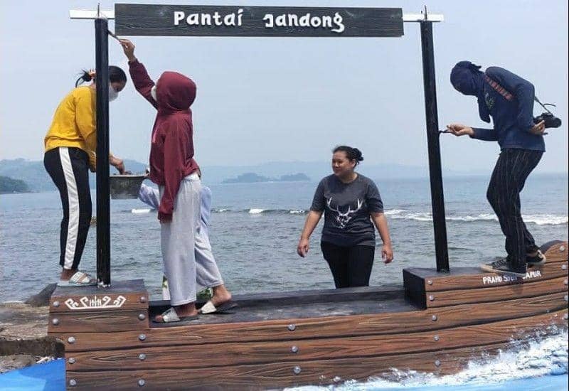 Mahasiswa Komunikasi UBL Inisiasi Bangun Ikon Spot Foto Pantai Jandong