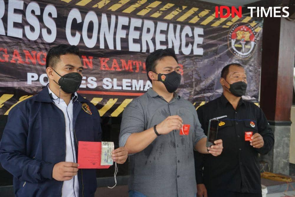 Pengungkapan kasus pencabulan anak di bawah umur oleh Polres Sleman, Selasa (26/10/2021). (IDN Times/Tunggul Damarjati)