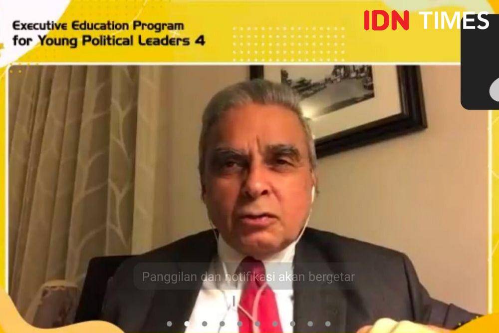 Profesor dan Peneliti Institute di National University of Singapore, Kishore Mahbubani dalam acara Executive Education Program for Young Political Leaders 4 pada Rabu (27/10/2021). (IDN Times/Ilman Nafi'an)