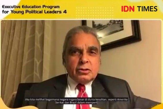 Profesor dan Peneliti Institute di National University of Singapore, Kishore Mahbubani dalam acara Executive Education Program for Young Political Leaders 4 pada Rabu (27/10/2021). (IDN Times/Ilman Nafi'an)