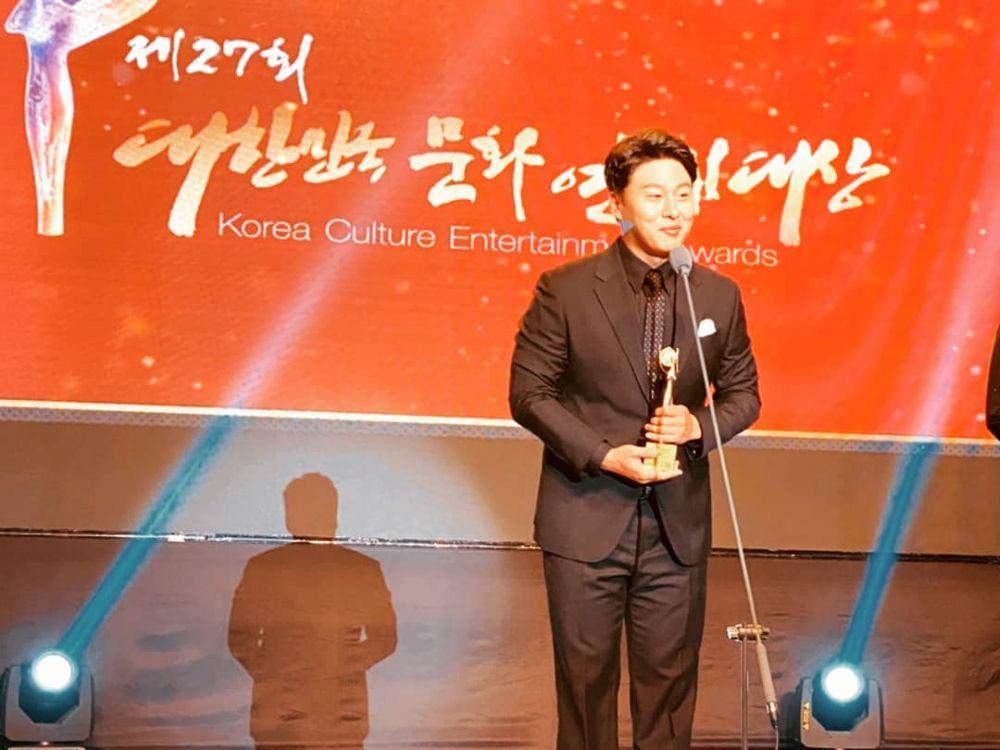 Oh Dae Hwan memenangkan penghargaan di ajang Korea Culture Entertainment Awards (instagram.com/ohdaewhan)