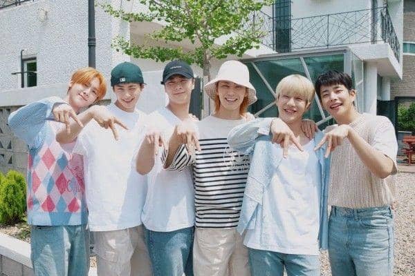 ASTRO (twitter.com/offclASTRO)