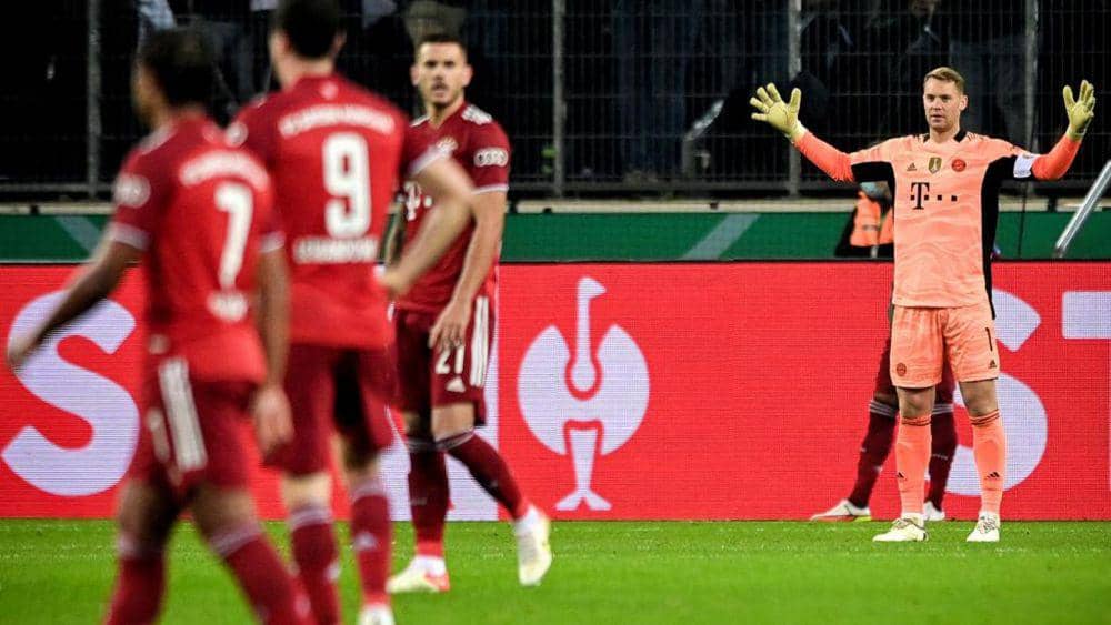 Manuel Neuer dan pemain Bayern Munchen yang kecewa kalah di DFB Pokal. (marca.com)