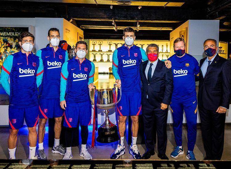Ronald Koeman bersama pemain Barcelona dan trofi Copa del Rey 2020/2021. (instagram.com/ronaldkoeman)