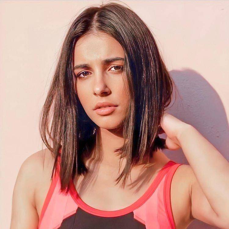 Naomi Scott (instagram.com/naomiscott._)