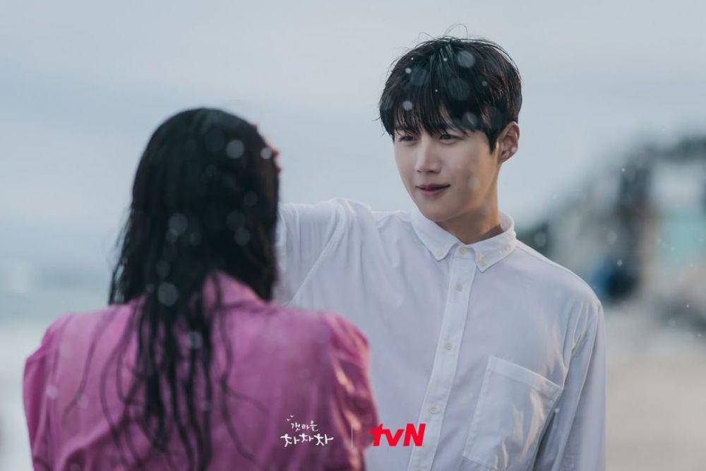 potret Kim Seon Ho dan Shin Min Ah di Namho Beach Yeongdeok (instagram.com/tvn_drama)