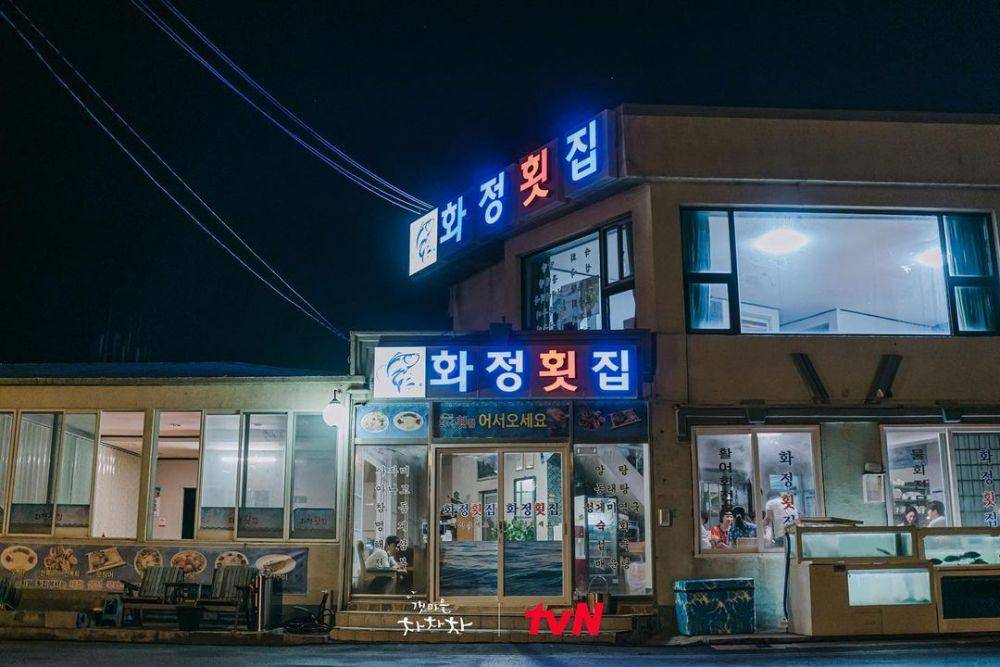potret Baegyang Daegae Restaurant and BnB sebagai Hwajeong Sashimi Restaurant (instagram.com/tvn_drama)