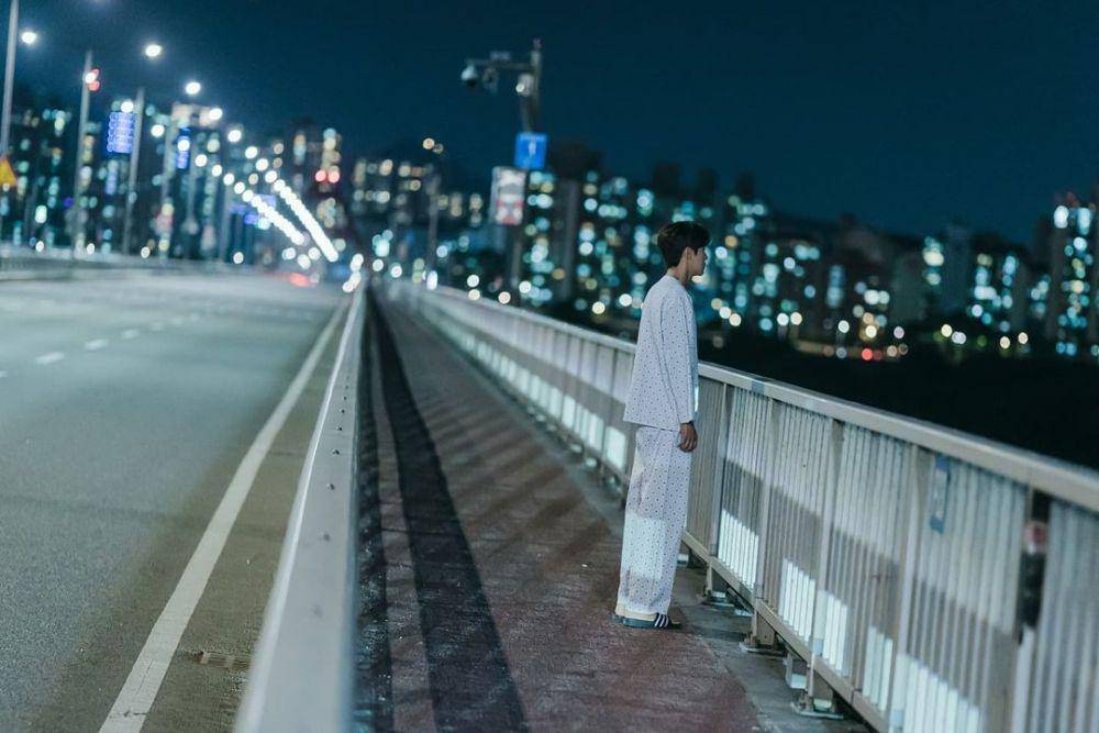 potret Kim Seon Ho di Seogang Bridge Seoul (instagram.com/salt_ent)