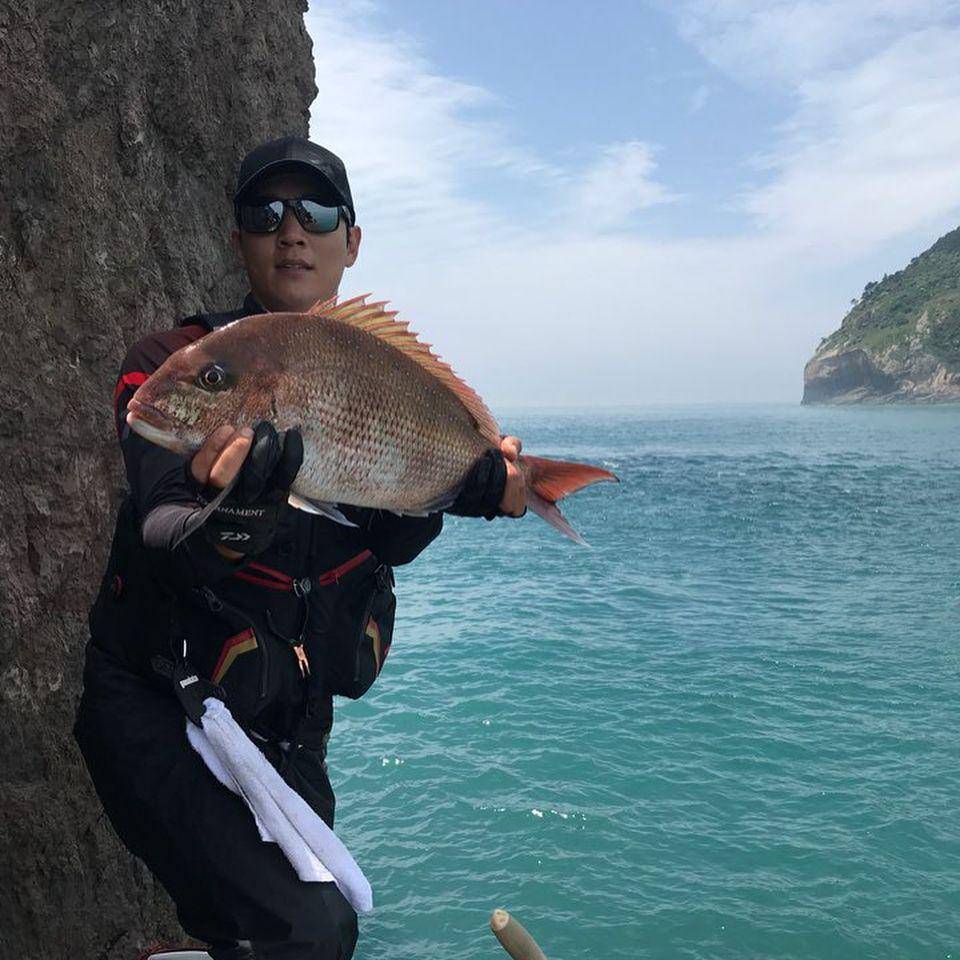 Kim Rae Won saat memancing ikan. (instagram.com/krw810319)