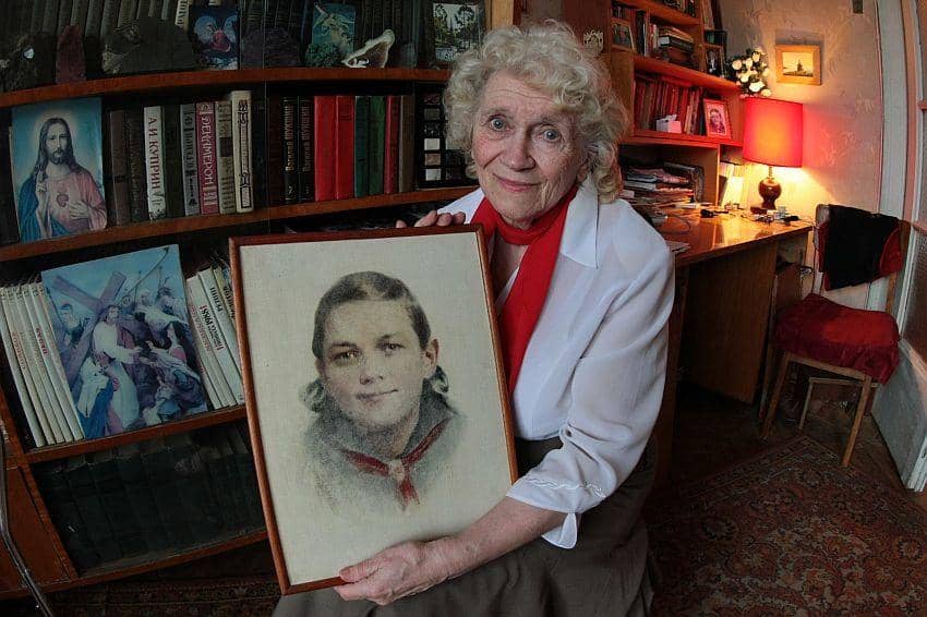 adik kandung Zinaida berpose dengan foto mendiang kakaknya (icye.ru/)