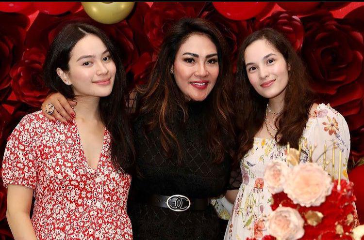 Kesayangan Mertua, 10 Momen Chelsea Islan Bareng Keluarga Rob Clinton