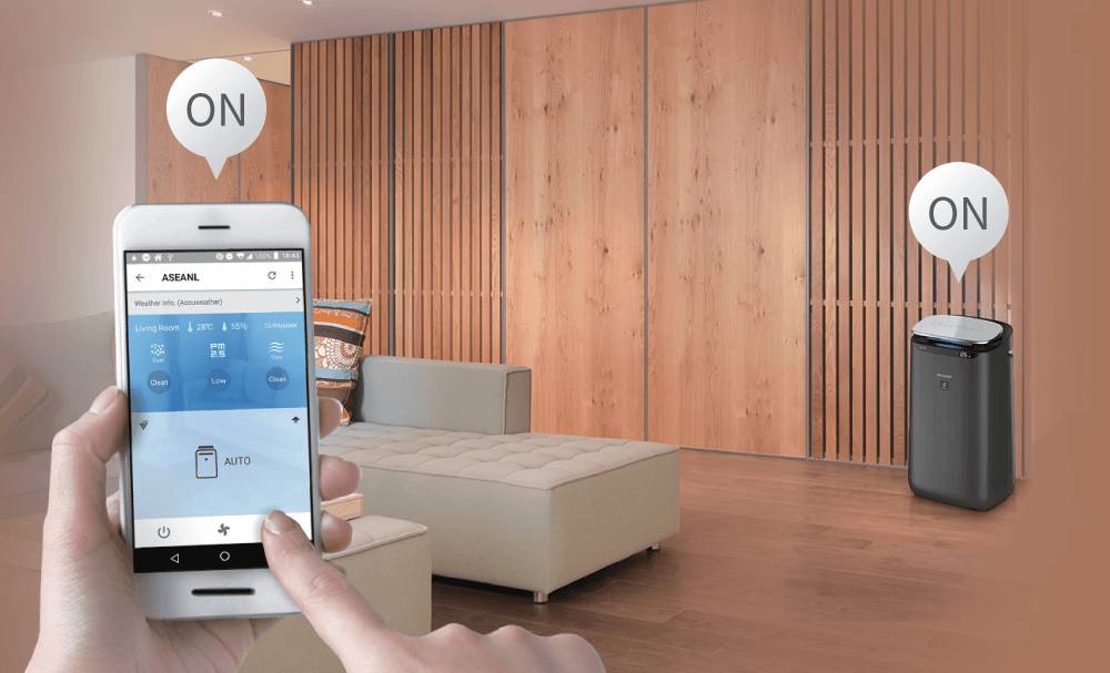 ilustrasi saat mengontrol Air Purifier dengan smartphone (id.sharp)