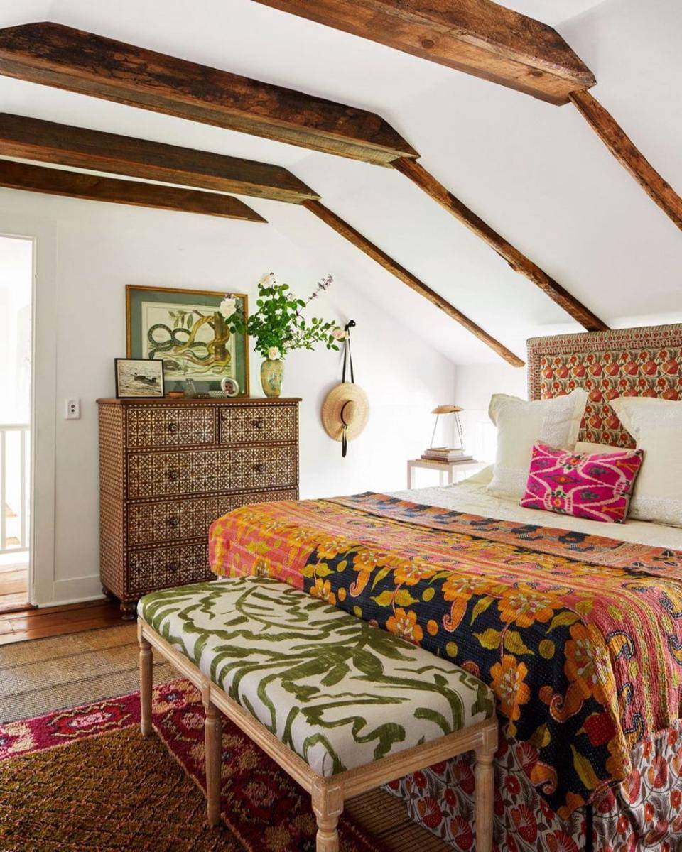 Wood beams di kamar (instagram.com/archdigest)