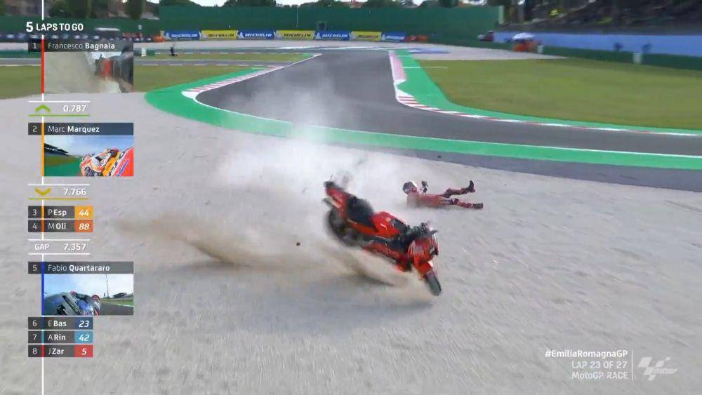 Bagnaia saat terjatuh pada balapan GP Emilia Romagna. (twitter.com/MotoGP)