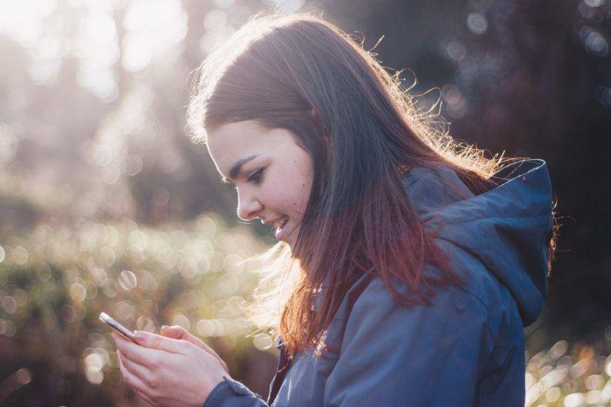 ilustrasi chat dengan para sahabat (unsplash.com/Luke Porter)