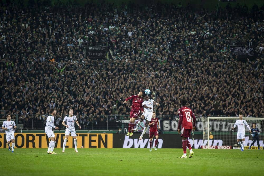 Duel Gladbach dan Bayern Munchen di DFB Pokal. (twitter.com/borussia_en)