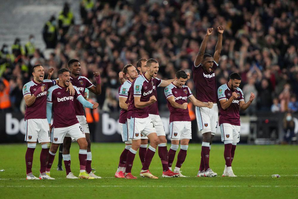 Para pemain West Ham saat merayakan gol penalti ke gawang Manchester City. (twitter.com/WestHam)