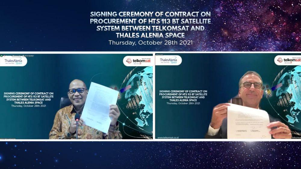 Direktur Utama Telkomsat Endi Fitri Herlianto (kiri) bersama President & CEO Thales Alenia Space Hervé Derrey saat penandatanganan kerja sama pembangunan High Throughput Satellite (HTS) antara Telkomsat & TAS di slot orbit 113 BT dari lokasi masing-masing pada Kamis (28/10). (Dok. Telkom)
