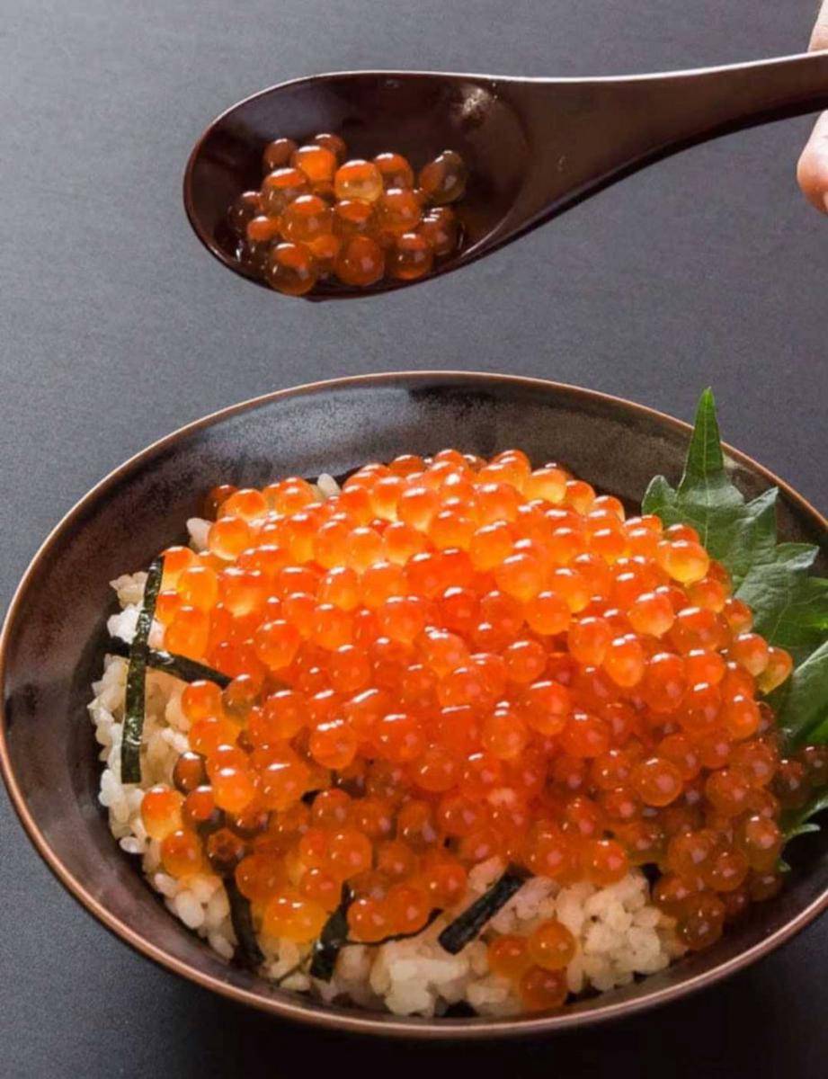 olahan nasi khas Jepang dan ikura (norecipes.com)